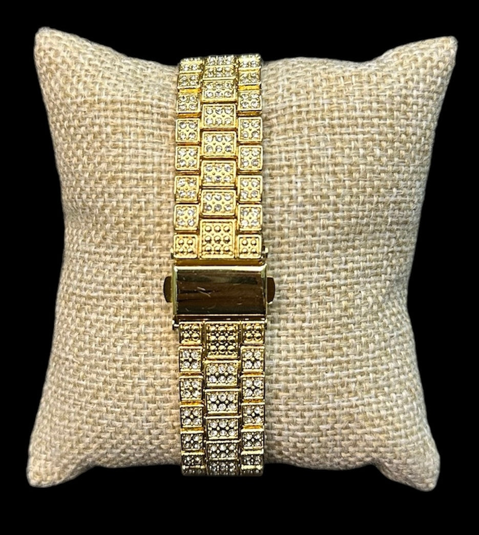 Reloj Dorado Zirconias Fondo Negro