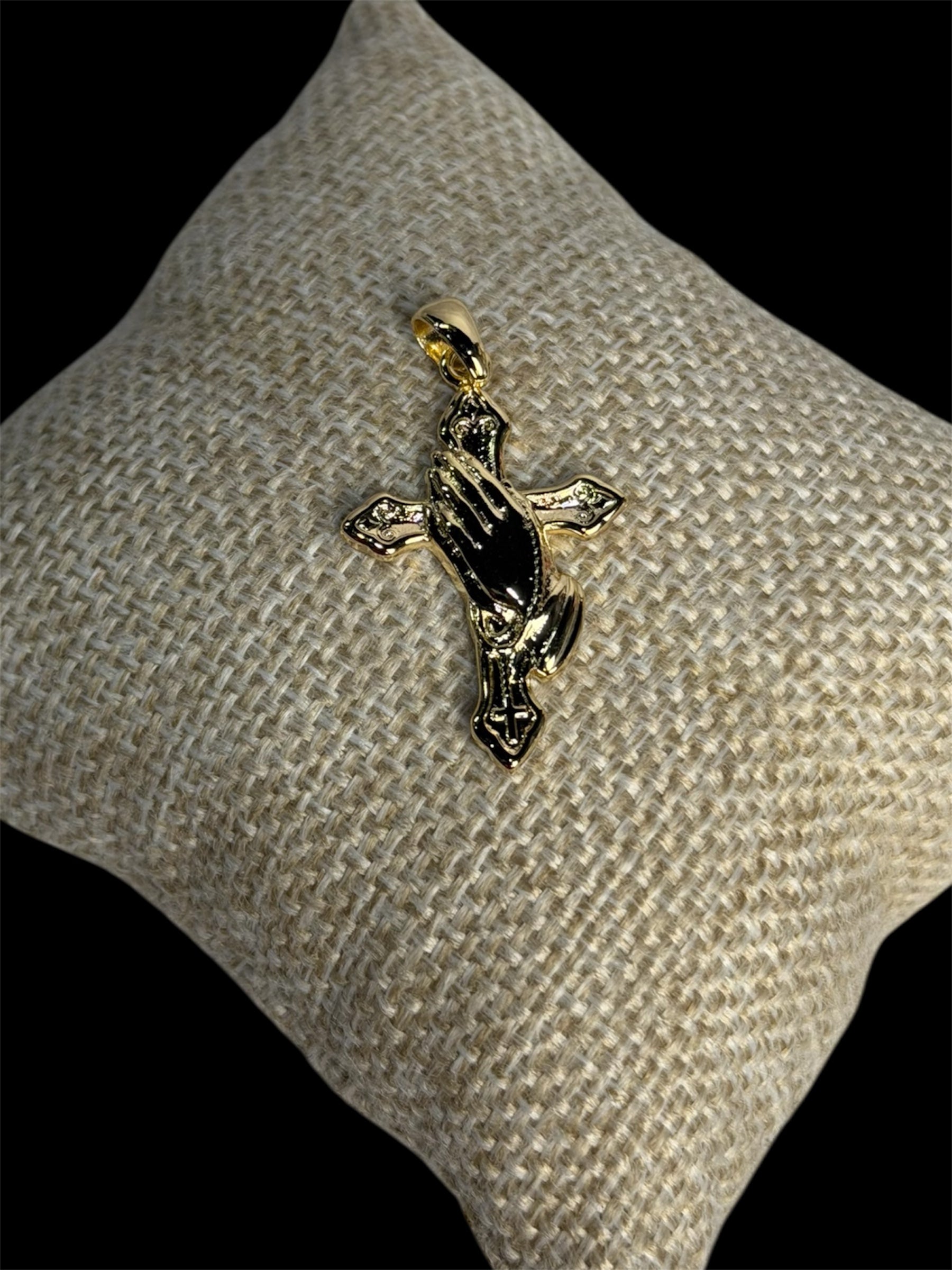 Dije Cruz Manos Oro Laminado 18 K