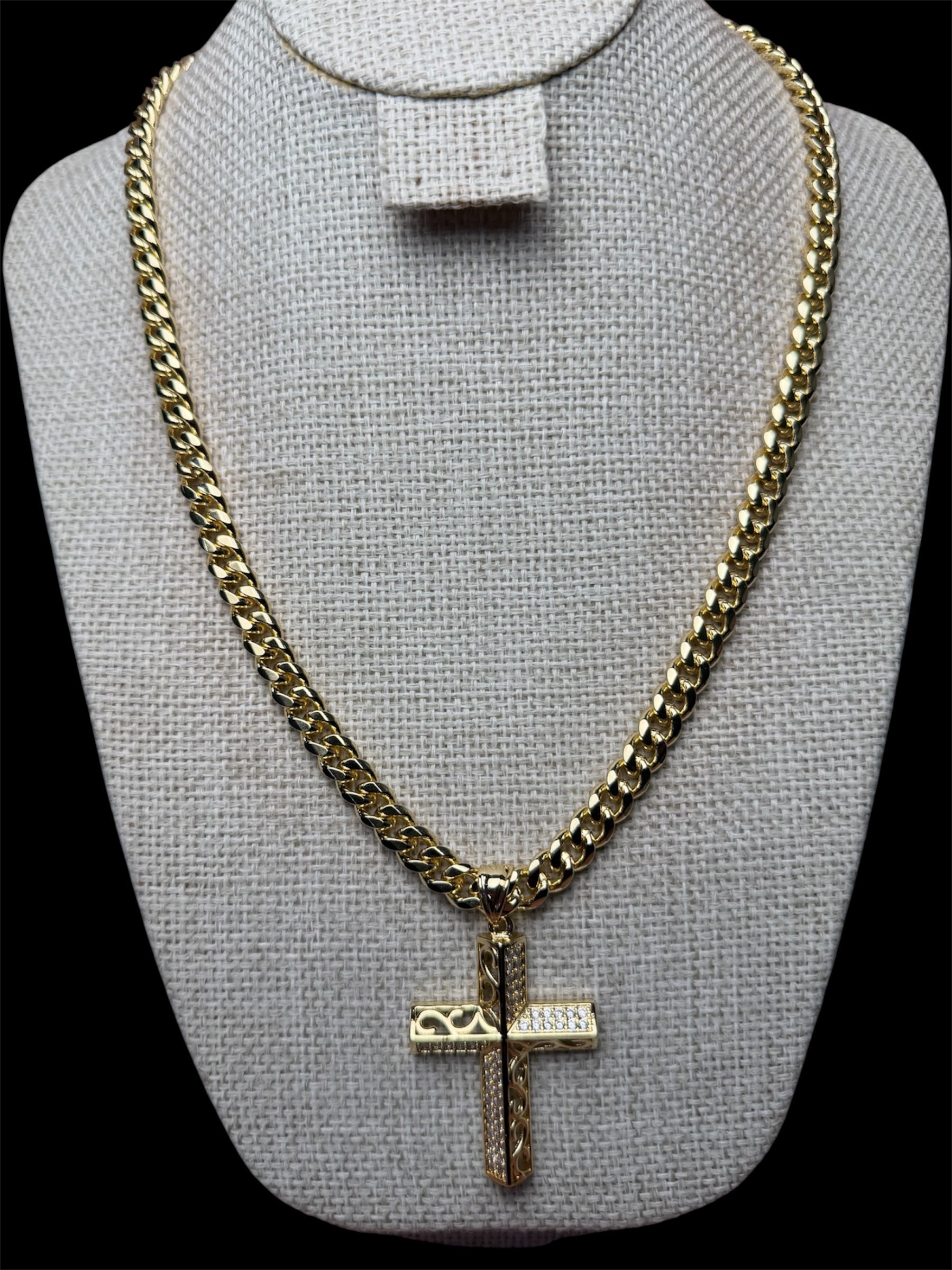 Cadena Cubana con Dije Cruz Zirconias