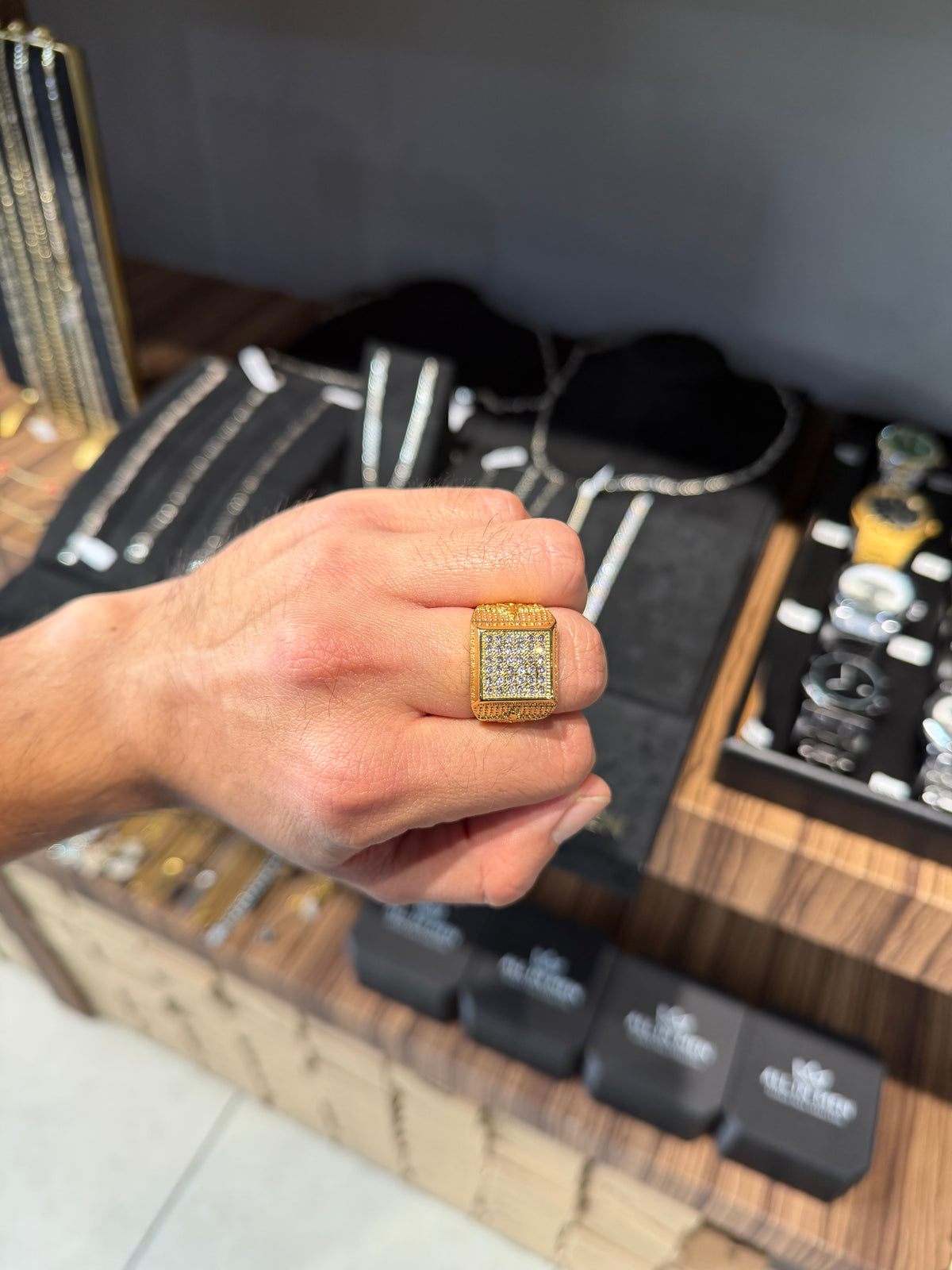 Anillo Rectangular Zirconias Dorado