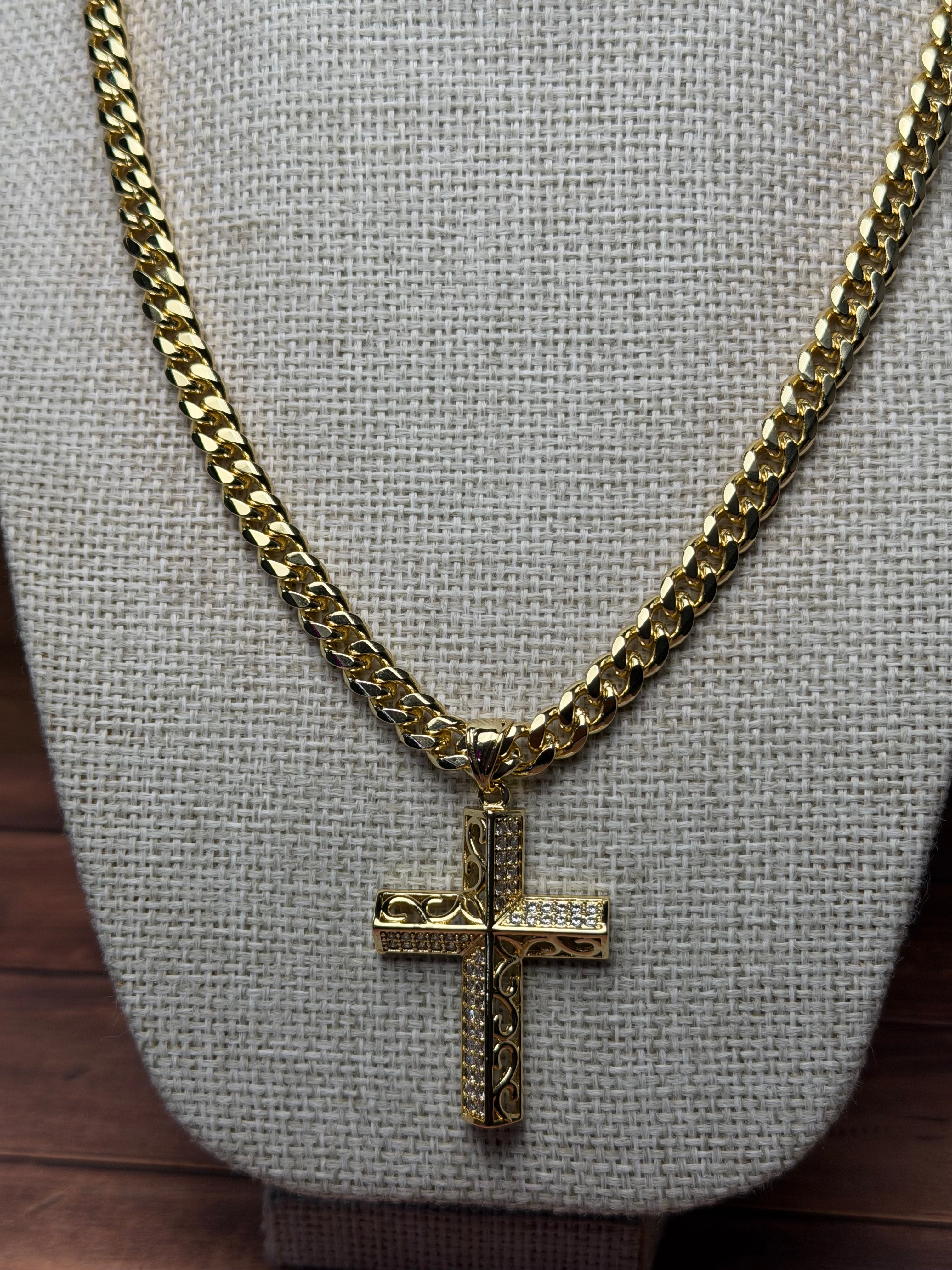Cadena Cubana con Dije Cruz Zirconias