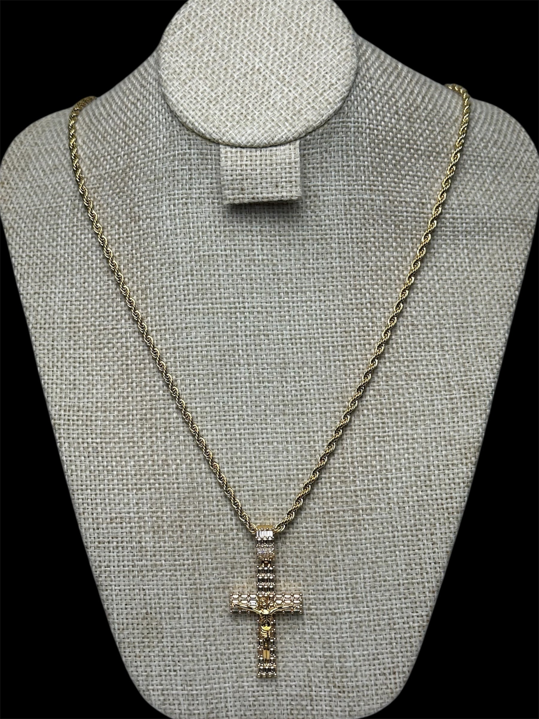 Cadena Torzal Dorada con Dije Cruz Mediana