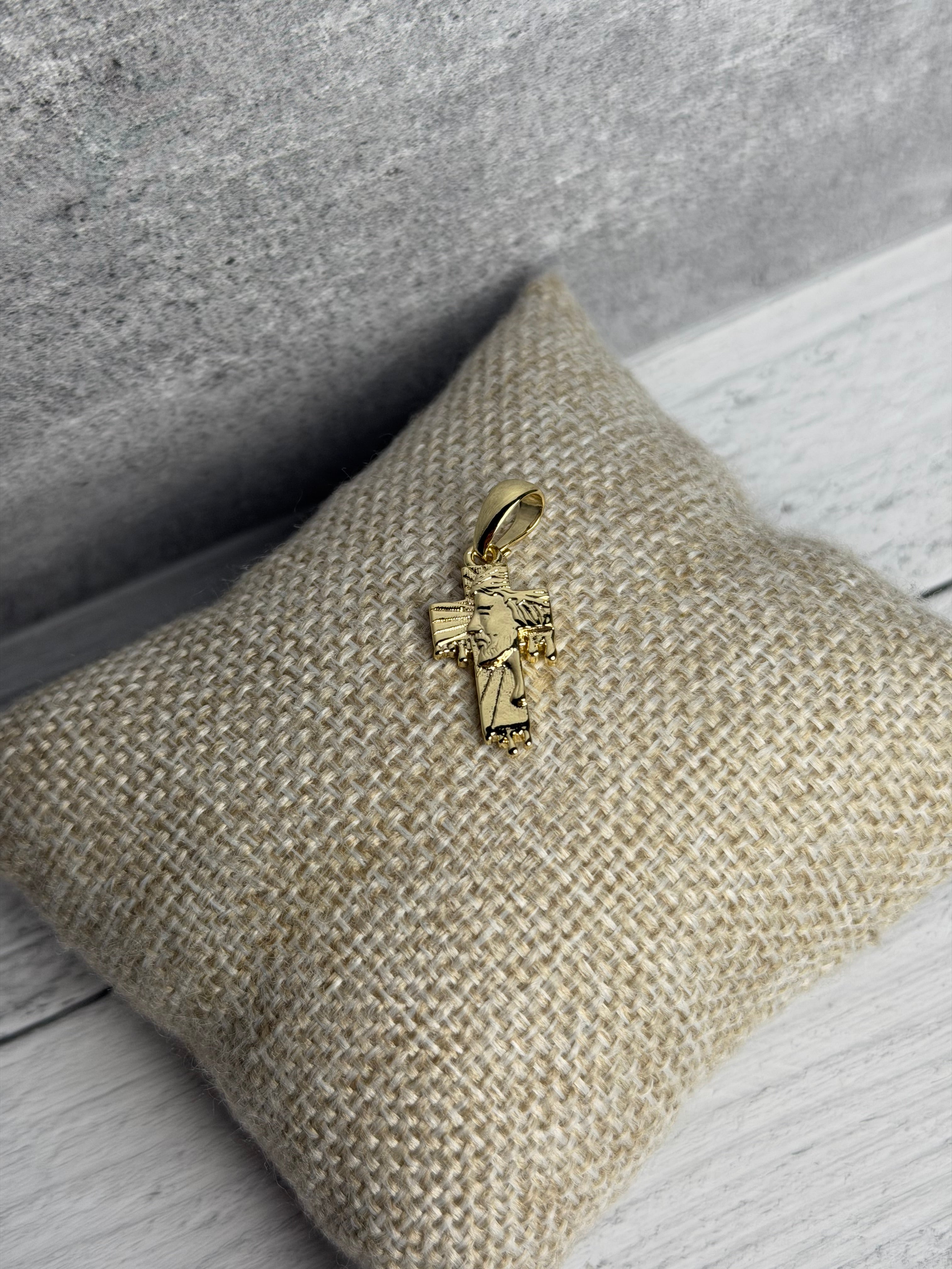 Dije Cruz Rostro Oro Laminado 18 K