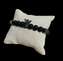 Cargar imagen en el visor de la galería, Pulsera Perlas Negras Corona
