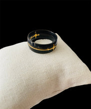 Cargar imagen en el visor de la galería, Anillo Negro Redondo Cruz Dorada
